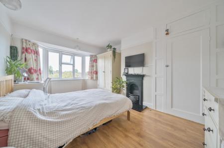 1348813-20-68bed8...