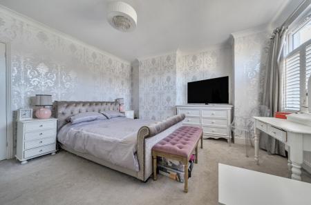 1371587-18-68fb9f...