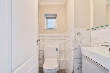 1370368-7-68f17b2...