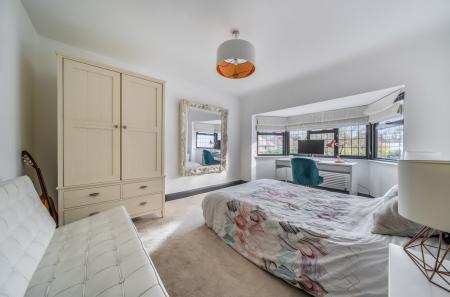 1374280-18-690e5d...