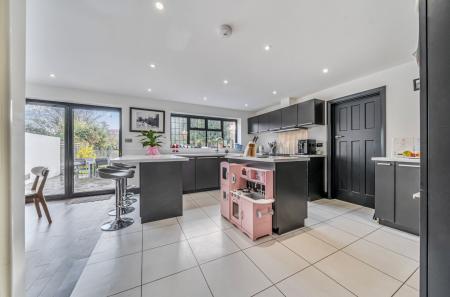 1374280-7-690e5c3...