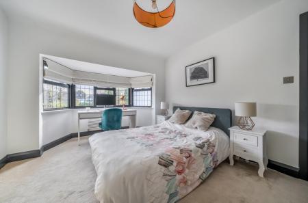 1374280-19-690e5d...