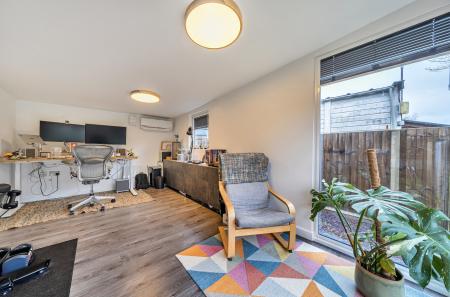 1399985-19-696987...