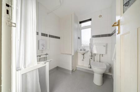 1386549-7-69677c9...