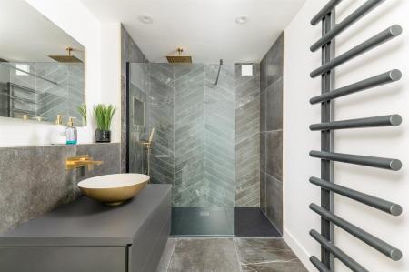 GROUND FLOOR BEDROOM EN SUITE