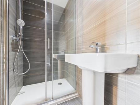 MASTER EN-SUITE