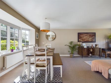 LIVING ROOM/DINER