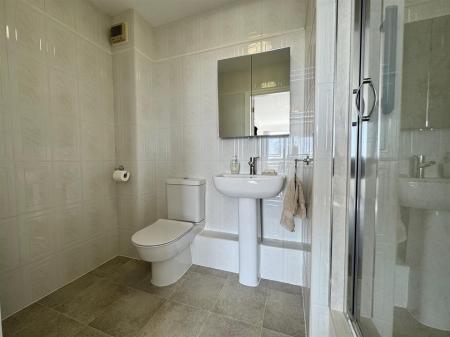EN SUITE SHOWER ROOM/WC