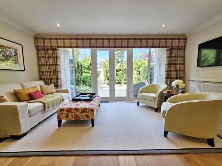 FAMILY DINING KITCHEN