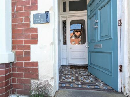 COMMUNAL VESTIBULE ENTRANCE