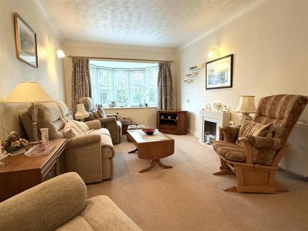 LOUNGE WITH DINING AREA