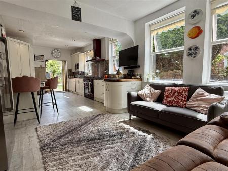 LIVING/DINING KITCHEN