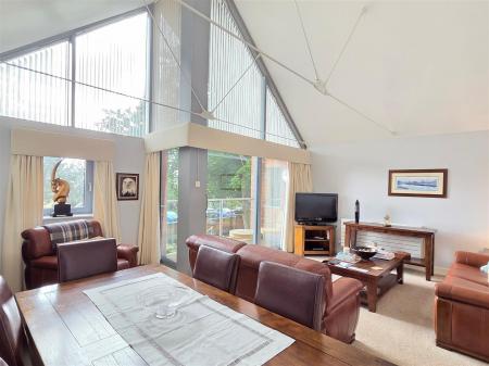 LOUNGE WITH DINING AREA