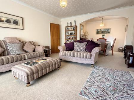 LOUNGE WITH DINING AREA