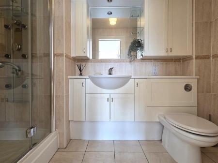 EN SUITE SHOWER ROOM/WC