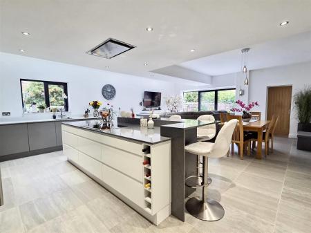 OPEN PLAN LIVING/DINING KITCHEN