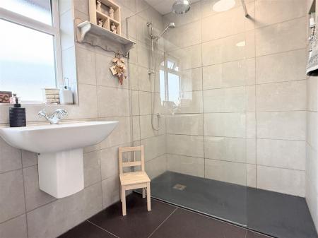 SHOWER ROOM/WC