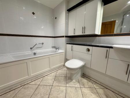 EN SUITE BATHROOM/WC