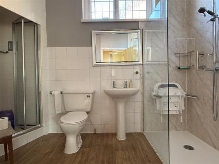 SHOWER ROOM/WC