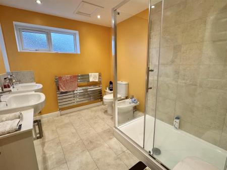 EN SUITE SHOWER ROOM/WC