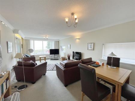 LOUNGE WITH DINING AREA