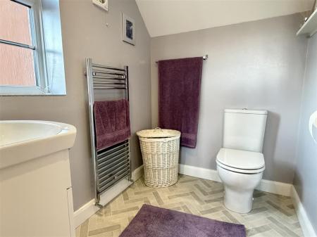 EN SUITE SHOWER ROOM/WC