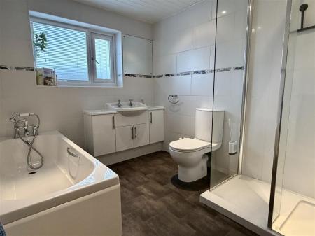 BATHROOM/WC