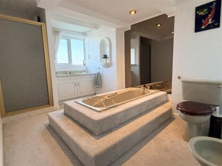 EN SUITE BATHROOM/WC