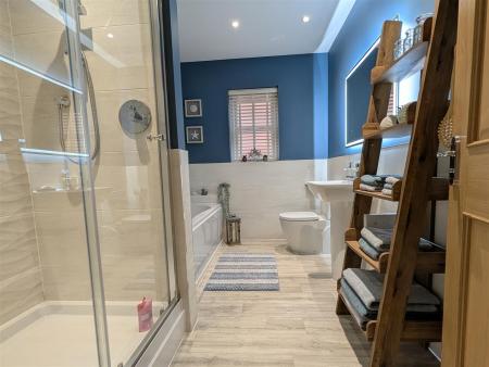 BATHROOM/WC