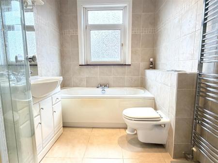 FAMILY BATHROOM/WC