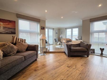 LOUNGE WITH DINING AREA