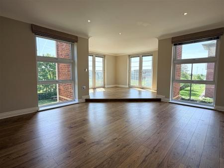 LOUNGE WITH DINING AREA