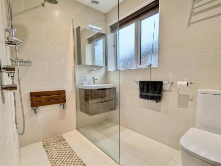 SHOWER ROOM/WC