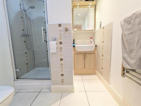 EN SUITE SHOWER ROOM/WC