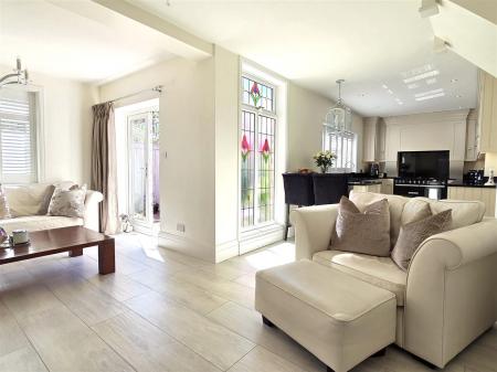 OPEN PLAN LIVING/DINING KITCHEN