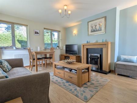 LOUNGE WITH DINING AREA