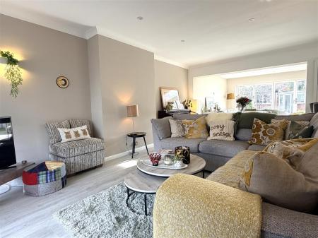 LOUNGE WITH DINING AREA