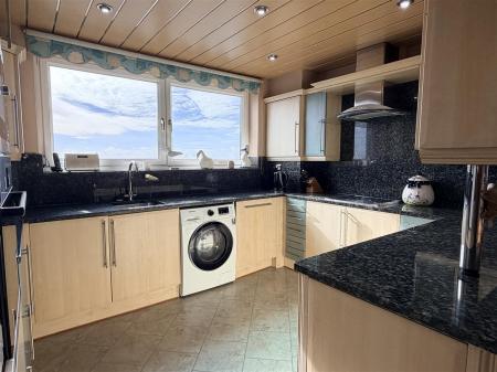 OPEN PLAN BREAKFAST KITCHEN