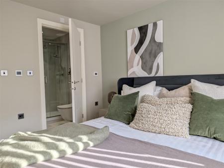 PRINCIPAL EN SUITE BEDROOM