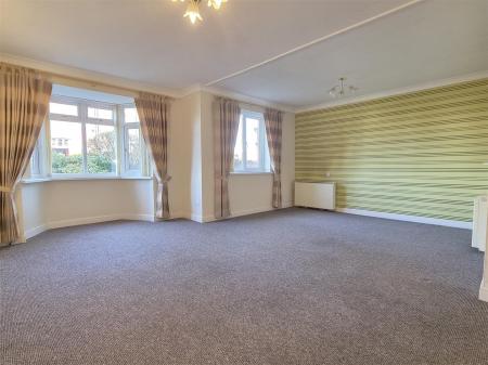 LOUNGE WITH DINING AREA