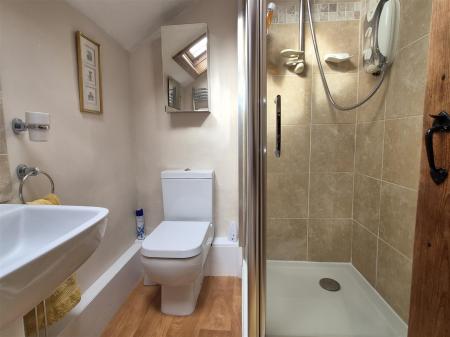 EN SUITE SHOWER ROOM/WC