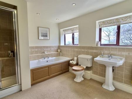 BATHROOM/WC