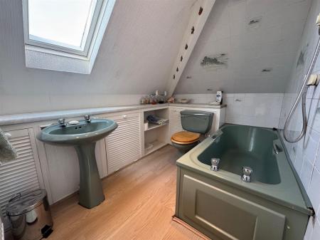 EN SUITE BATHROOM/WC