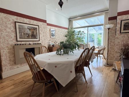 DINING/SITTING ROOM