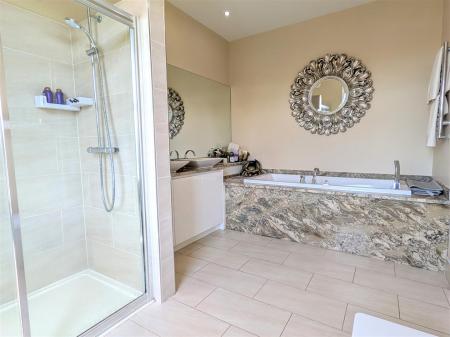 EN SUITE BATHROOM/WC