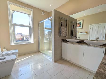 EN SUITE BATHROOM/WC