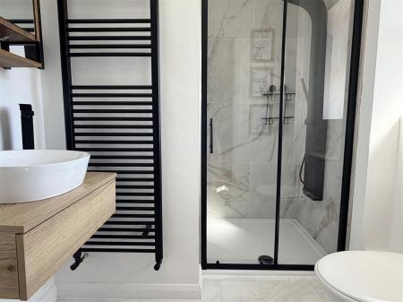 EN SUITE SHOWER ROOM/WC