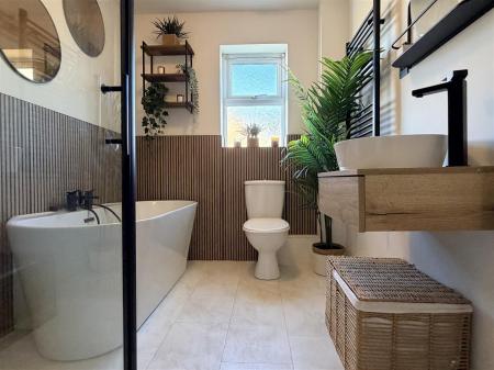 BATHROOM/WC