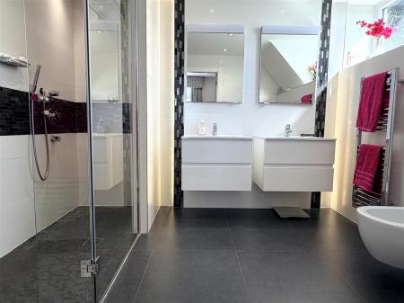 EN SUITE SHOWER/WC