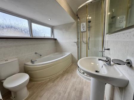 EN SUITE BATHROOM/WC